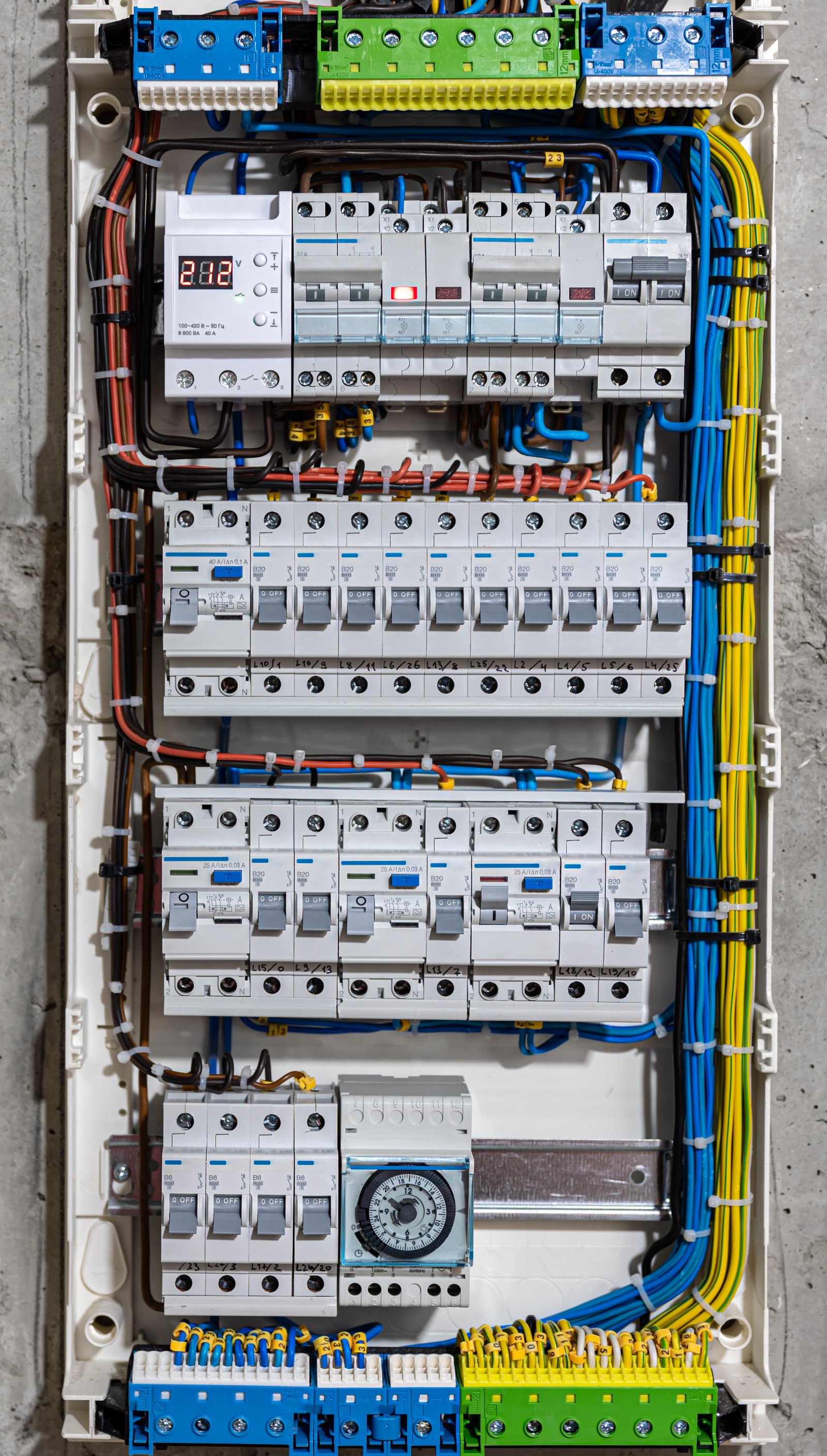 Quadro de distribuição com disjuntores e proteção diferencial