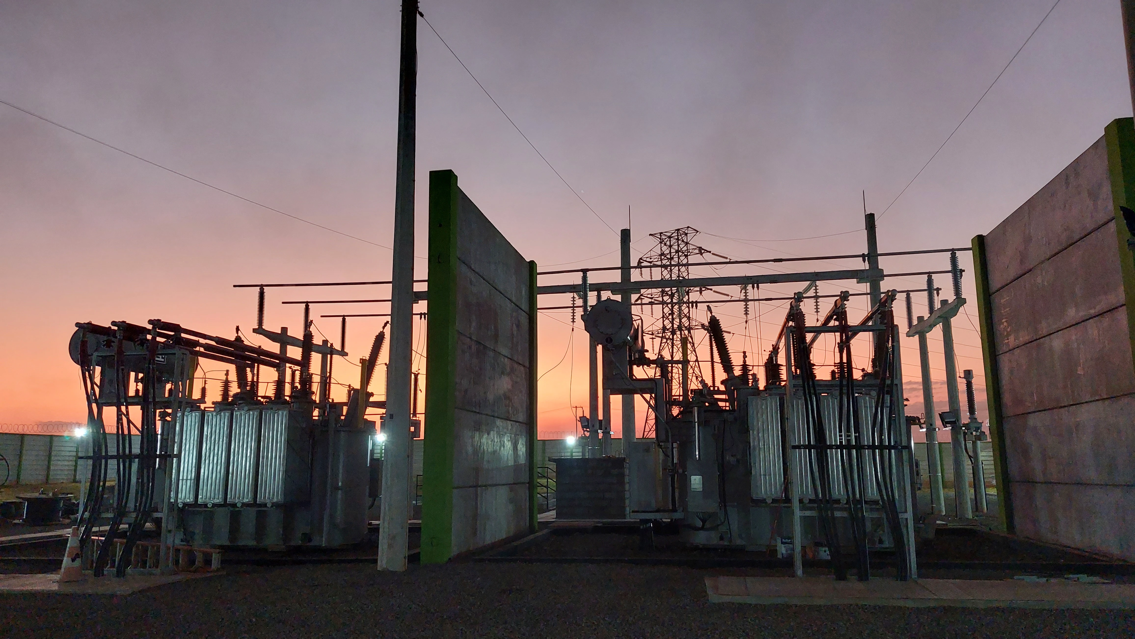 Subestação ao entardecer